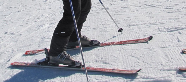 dos esquis en la nieve.jpg